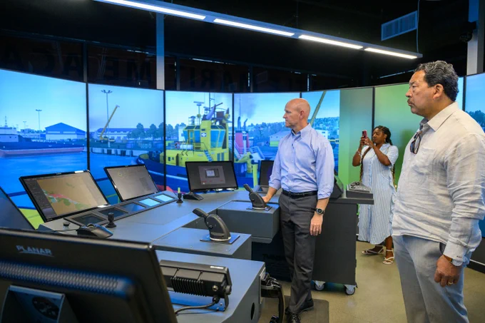 Mayor Harrell views a simulator at Seattle Maritime Academy.