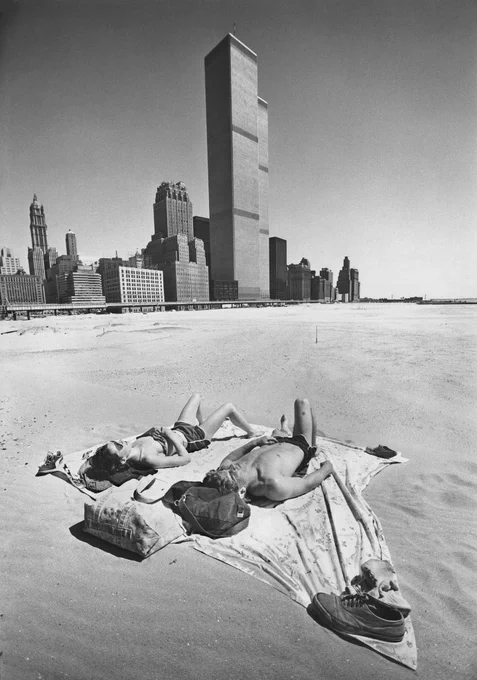 Una pareja tomando el sol con las recién inauguradas Torres Gemelas al fondo. Fred R. Conrad/The New York Times