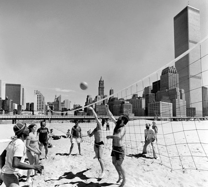 Varios tipos jugando a voley-playa con los rascacielos de fondo. Fred R. Conrad/The New York Times