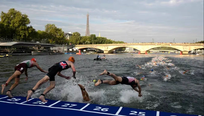 Trois nageurs plongeant dans la Seine 