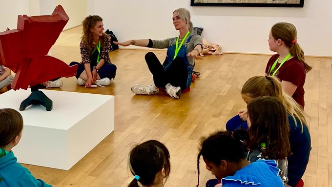 Nyke mit Kindern im Museum