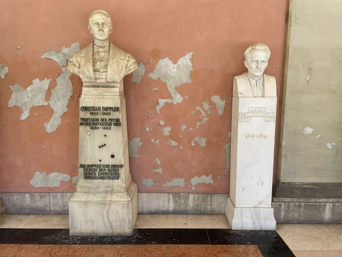 Büsten der zwei Physiker Christian Doppler und Erwin Schrödinger im Innenhof des Hauptgebäudes der Universität Wien