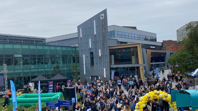 Students' Union exterior, there are crowds of students on the concourse.