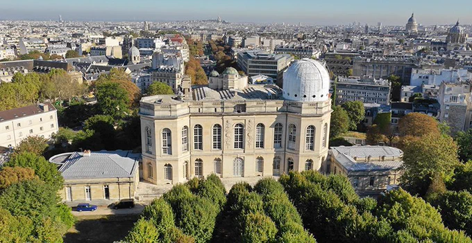 Vue aérienne du bâtiment historique de l’Observatoire de Paris dans le 14e arrondissement, fondé en 1667 et devenu le plus grand pôle français de recherche en astronomie