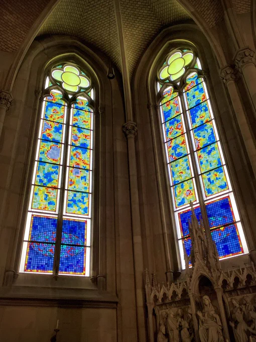 Visualisierung der Wärmeabstrahlung der Erde als Kirchenfenster im Linzer Mariendom