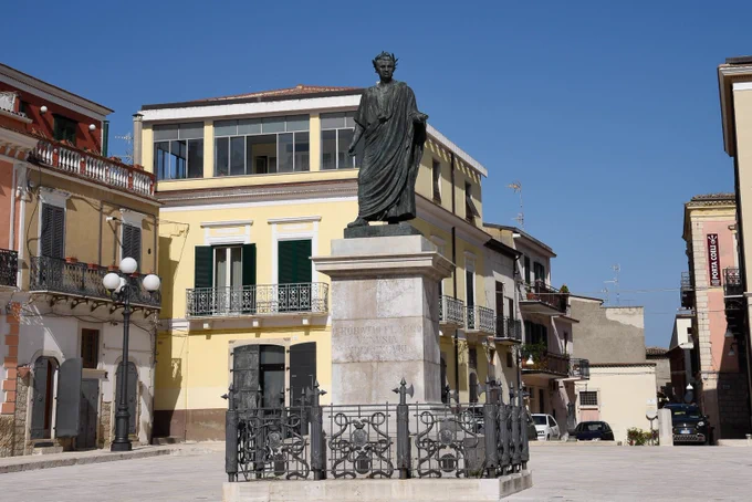 La statua del Poeta Quinto Orazio Flacco nella piazza a lui dedicata nel centro di Venosa (PZ)