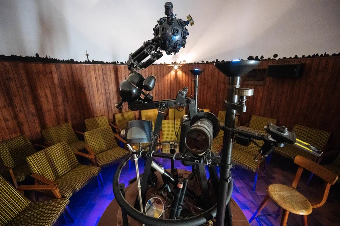 Der kleine Kuppelsaal im Keller des Leonardo-da-Vinci-Gymnasiums ist das Herz des Planetariums. Unterhalb des kugelförmigen Hauptprojektors befinden sich auf einem runden Holzpodest Zusatzprojektoren.