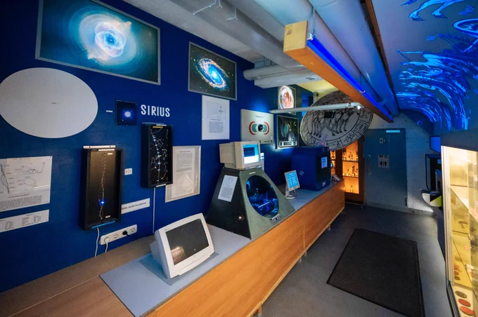Verschiedene astronomische und physikalische Modelle laden wie das Spektrometer in der Mitte zum Experimentieren ein. Zu sehen ist auch ein Lichtmodell, welches die Bewegung von Sirius A und B veranschaulicht.