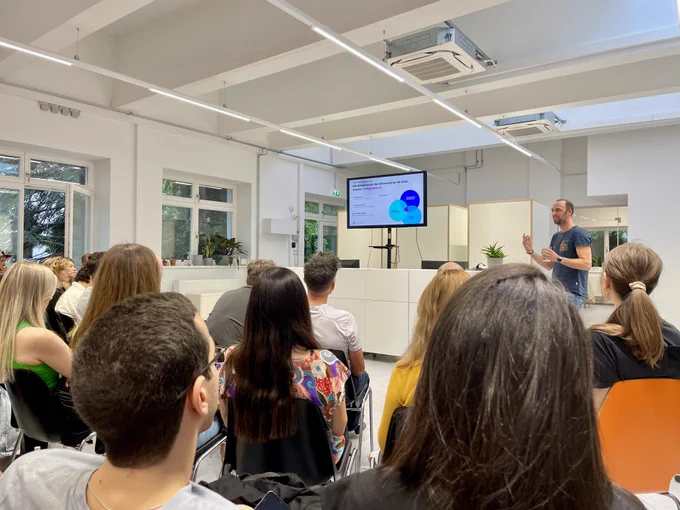 Fabian Renken introducing digitalberatung to the UXvienna community