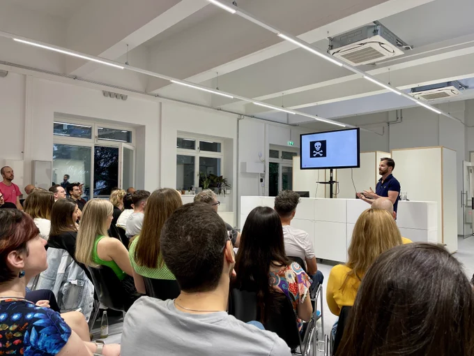 Raffi Vas explaining the digitalberatung service design toolbox