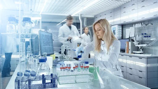 Medical professionals working in a laboratory. 
