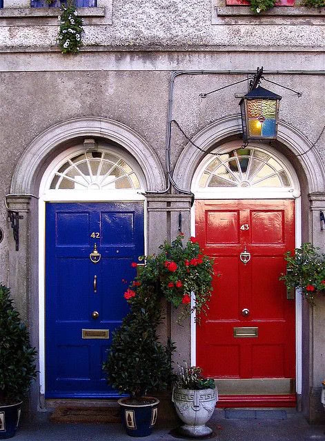 La puerta ROJA te devuelve al pasado y arregla todos tus errores, La puerta AZUL te da $50 millones de dólares.

Cual eliges?