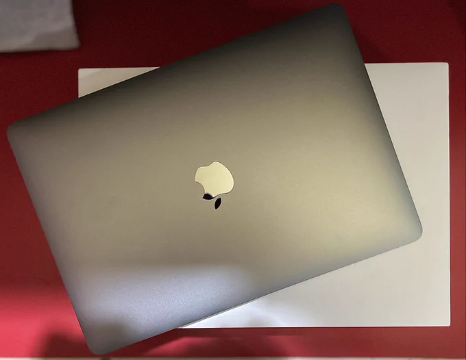 This is M1 MacBook Air (Sliver color) with 256GB SDD and 8GB of RAM in $918 🌝