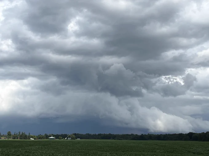 Storm shelf seems to be forming over Barrie, ON.