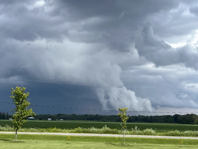 Storm coming, long white cloud trailing very low.