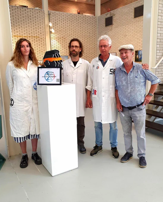 Scientist Rebellion met de kunstenaar Jan Hinfelaar bij de geblinddoekte Willem Alexander.