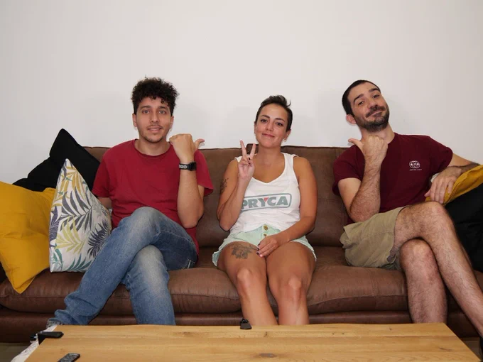 Foto del primer día de Núria en Codely. Salen Rafa, Núria y Javi sentados en el sofá.