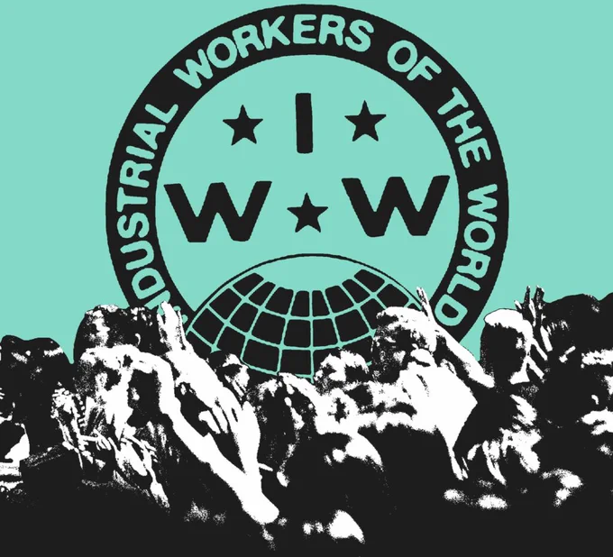 Una ola de manos humanos levantado hacia la marca del sindicato Industrial Workers of the World, encima de un fondo de color turquesa. 