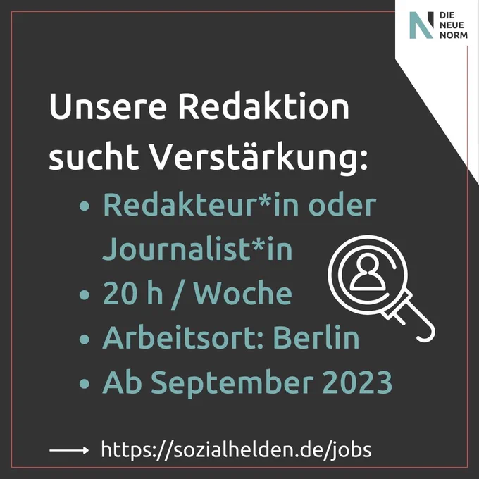 Dunkler Hintergrund. Darauf in weißer Schrift: "Unsere Redaktion sucht Verstärkung: Redakteur*in oder Journalist*in, 20 Stunden pro Woche, Arbeitsort: Berlin, Ab September 2023." Oben rechts das Logo von Die Neue Norm.