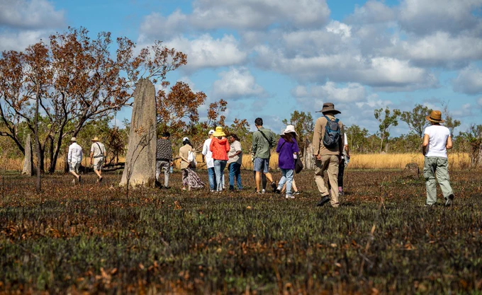 Photo of Chinese international students from Charles Darwin University attending Indigenous cultural immersion program supported by the National Foundation for Australia-China Relations.