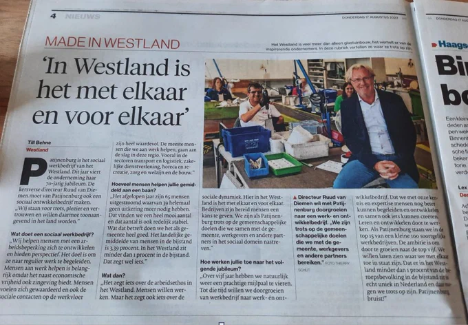 Op de foto Ruud van Diemen met op de achtergrond enkele medewerkers van Patijnenburg aan het werk in hét sociaal werkbedrijf van het Westland. Dit jaar viert de onderneming haar 70-jarig jubileum. De kersverse directeur Ruud van Diemen moet van Patijnenburg ook een sociaal ontwikkelbedrijf maken. ,,Wij staan voor trots, plezier en vertrouwen en we willen daarmee toonaangevend in het land worden." De afbeelding is een afdruk van het inspirerende interview in Algemeen Dagblad rubriek Made in Westland. 