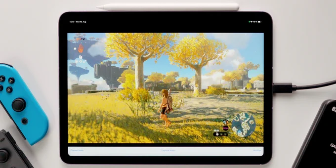 Screenshot aus dem Video zeigt ein iPad, das The Legend of Zelda von einer daran angeschlossenen Nintendo Switch abspielt.