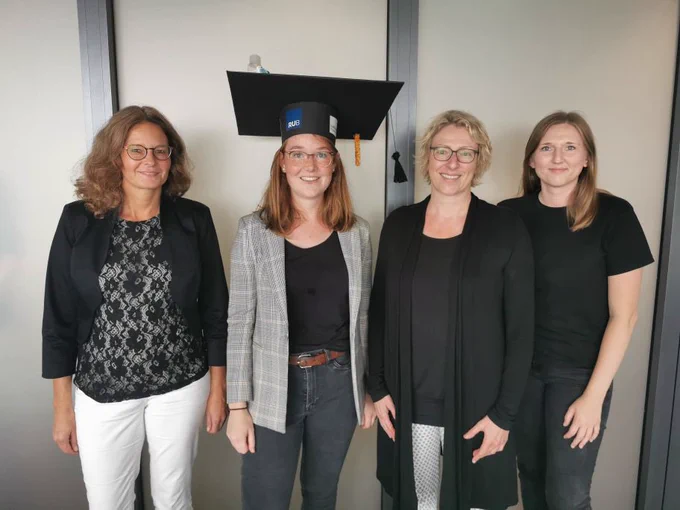Ramona Hagenkötter verteidigte gestern ihre Promotion zu dem Thema "Mathematisches Experimentieren im Schülerlabor – Lernen durch selbstständiges Experimentieren vs. Modelllernen" #MeMo-akS. Wir gratulieren Ramona zu Ihrer abgeschlossenen Dissertation. Das sind v.r.n.l.: Prof. Katrin Rolka (Didaktik der Mathematik), Ramona Hagenkötter, Prof. Nikol Rummel (Pädagogische Psychologie und Bildungstechnologie) und Dr. Valentina Nachtigall (Pädagogische Psychologie und Bildungstechnologie)
