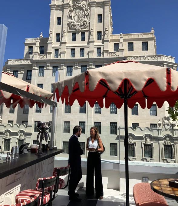 La concejala delegada de Turismo, Almudena Maíllo, junto al director del Hotel Montera Madrid, Iñigo Sánchez-Crespo.