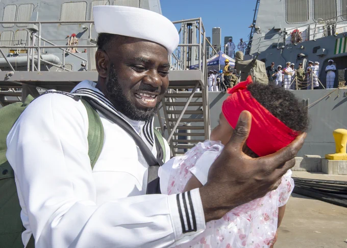 M3 Elvis Osemwengie meets his daughter for the first time as USS Paul Hamilton (DDG 60) returns to Naval Base San Diego after a deployment. 📸 Mass Communication Specialist 2nd Class Elliot Schaudt