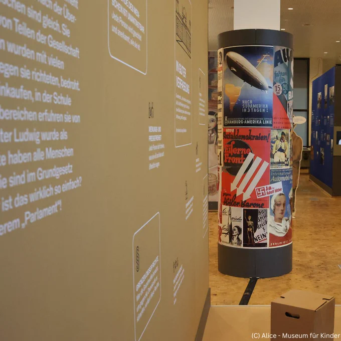 Ausstellung im Alice-Museum: Zu sehen ist eine Pappsäule und eine Plakatwand. 