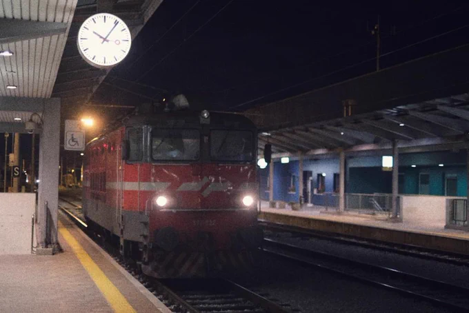 The SŽ loco in red livery is leaving the train on the opposite platform to make space for the HŽ one.