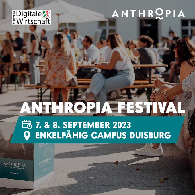 Foto von Personen, die auf Holzgarnituren sitzen und alle in eine Richtung schauen. Sie tragen Sommerkleidung. Links im Bild ein quadratischer Aufsteller mit dem Logo des Anthropia Festivals. In der Mitte des Bildes in weißer Schrift: Anthropia Festival. Darunter weiße Schrift auf Türkisem Banner: 7. & 8. September 2023 Enkelfähig Campus Duisburg. Oben links im Bild das Logo von der Digitalen Wirtschaft NRW #DWNRW
