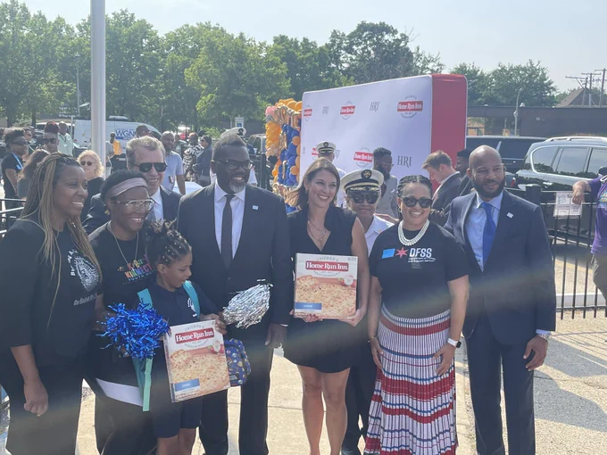Principal Ellis, A Robinson parent & student, CEO Martinez, Mayor Johnson, officials from CFD & DFSS, Ald. Lamont Robinson—2 ppl holding home run inn pizzas