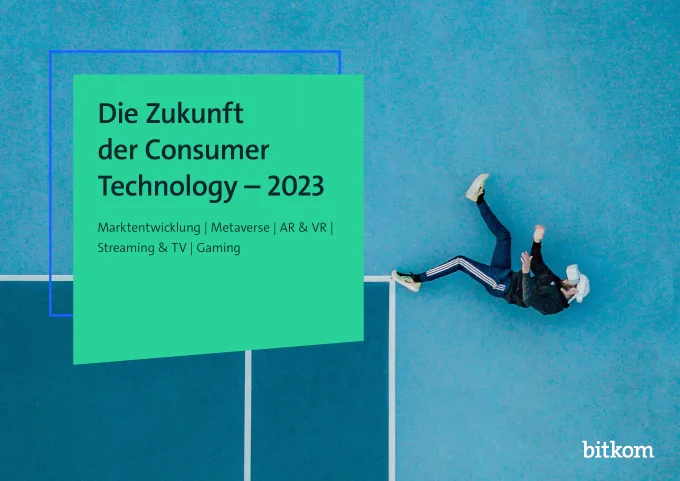 Titelmotiv der Bitkom-Studie "Die Zukunft der Consumer Technology 2023". Zu sehen ist ein Mann in Sportkleidung, der eine VR-Brille trägt.