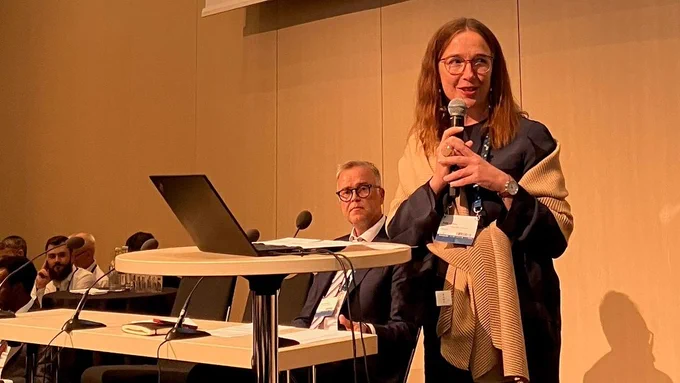 Kuvassa Katja Ahlfors puhumassa Tukholman vesiviikon Innovaatiot ja geopolitiikka -seminaarissa.