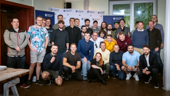 Teamfoto Gruppenfoto der Mitarbeiter von Soeldner Consult GmbH beim Sommerfest 2023. IT Mitarbeiter aus Hamburg, Leipzig, Rothenburg ob der Tauber und ganz Deutschland. Firmenfeier 