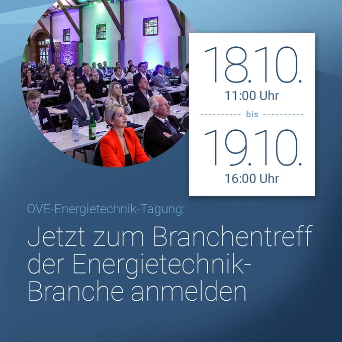 eine Gruppe von Menschen, die an Tischen sitzen.