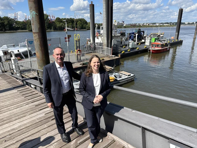 Hamburgs Wirtschaftssenatorin Dr. Melanie Leonhard mit Bayerns Wirtschaftsminister Hubert Aiwanger am Hamburger Hafen