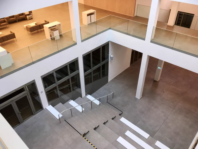 Blick zum Audimax und Foyer im T-Bau, Hochschule Heilbronn. Leere Freitreppe.