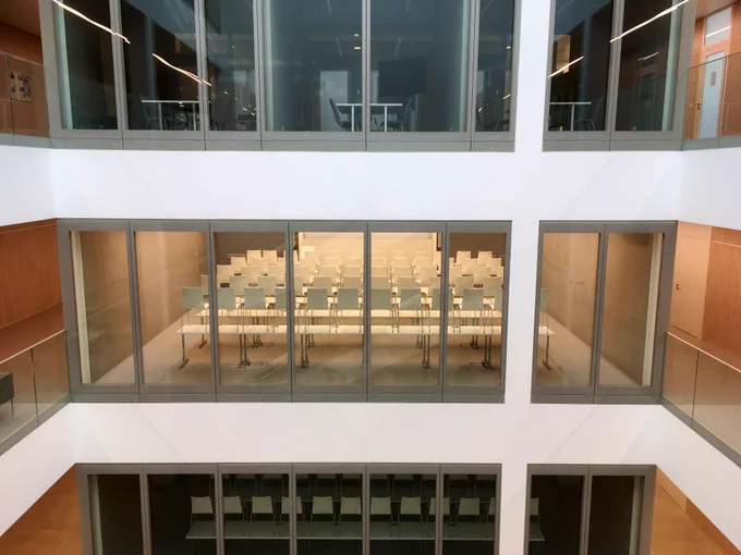 Innenansicht des S-Gebäudes, Lichthof, der Hochschule Heilbronn. Blick in einen leeren Hörsaal.