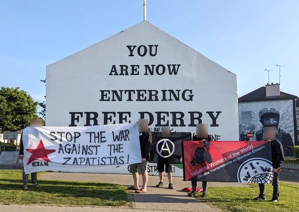 Activistas anarchistas y del sindicato los Trabajadores Industriales del Mundo (TIM IWW) en Derry manifestando su solidaridad internacional a las comunidades Zapatistas en Chiapas, Mexico.