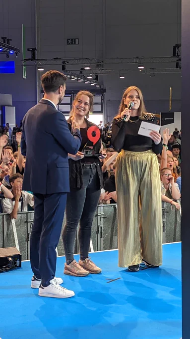 Felix Falk, CEO des game Verbands, übergibt Lena Laaser für GAME:IN den „Heart of gaming“ gamescom Award.