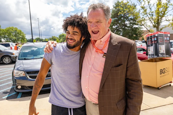 BGSU President hugs student at Move-In
