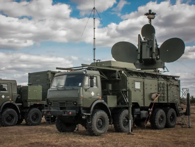 Störsender auf einem LKW, mit dem die russische Armee relativ erfolgreich Radarsignale oder die Kommunikation der Ukrainer stören kann.

Bildquelle: Russisches Verteidigungsministerium