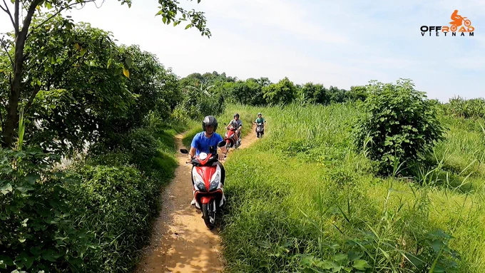 Riding an automatic scooter off-road turns out to be a perfect way to avoid Hanoi's busy traffic. 💯
vietnam, motorbike, motorcycle, motocross, scooter, touring, tours, journey, voyage, adventures, rides, trips, holidays, vacation, travel, holiday, trip, ride, adventure, hire, rental, offroad, fun rides, motorbiking, motorcycling, dirtbike, dual enduro, honda, XR150L, CRF150L, CRF250L, CRF300L, XR250, guided, self guided, offroad vietnam, vietnam offroad, less ridden, quiet corners, vietnam motorbike tours, motorbike tours vietnam, vietnam by motorbike, vietnam motorcycle tours, motorcycle tours vietnam, vietnam by motorcycle, vietnam dirtbike tours, dirtbike tours vietnam, vietnam by dirtbike, roof tracks, reliable bike, village track, untouched places, backroad, rough ride, amazing dirt track, off the beaten track, off the tourist trails, away from tourist path, not for the faint of heart, spirit of riding, distant lands, automatic scooters, for beginners, different experience