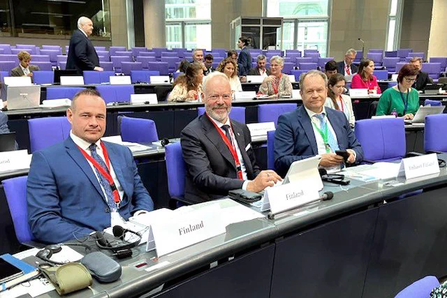 Itämeren parlamentaarikkokonferenssin Suomen valtuuskunta Berliinissä Itämeri-konferenssissa. Eduskunnasta kokoukseen osallistuvat kansanedustajat Mikko Polvinen (valtuuskunnan varapuheenjohtaja, kuvassa oikealla) ja Pauli Aalto-Setälä (kuvassa keskellä).
