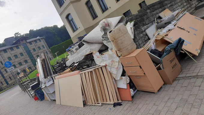 Jede Menge Sperrmüll an einer Straßenecke.