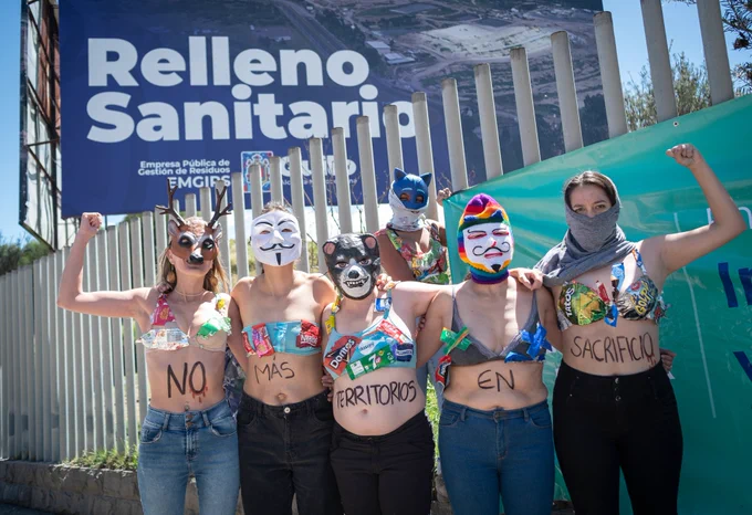 El sábado 5 de agosto de 2023, en el marco del II Tribunal Ético “Territorios en sacrificio: Comunidades basurizadas” se realizó la visita al Relleno Sanitario El Inga y a la comunidad Inga bajo para constatar los impactos directos e indirectos, así como las obras construidas con los fondos de compensación. La acumulación de 199.000 m3 de lixiviados sin tratamiento, contaminación de mantos freáticos y cuencas hídricas, malos olores, emisiones de metano, contaminación biológica y química (microplásticos y bioacumulación), son algunos de los impactos más graves. 