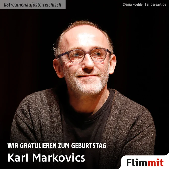 ein Mann mit Brille und einem Pullover