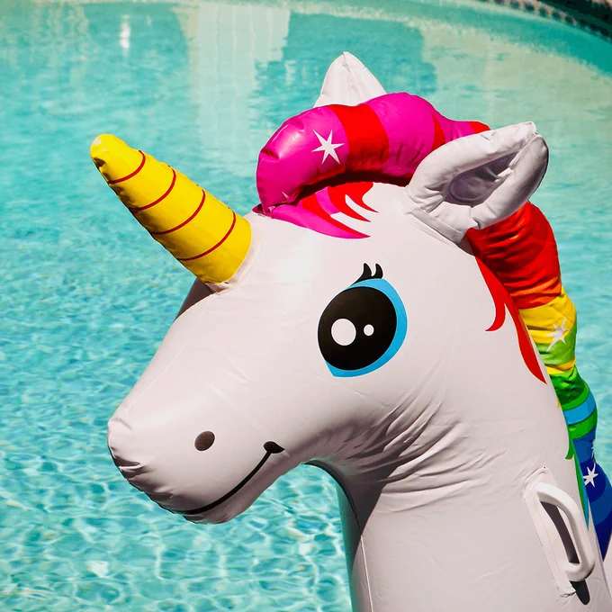 Aufblasbare Einhorn-Figur schwimmt in einem Swimming-Pool.